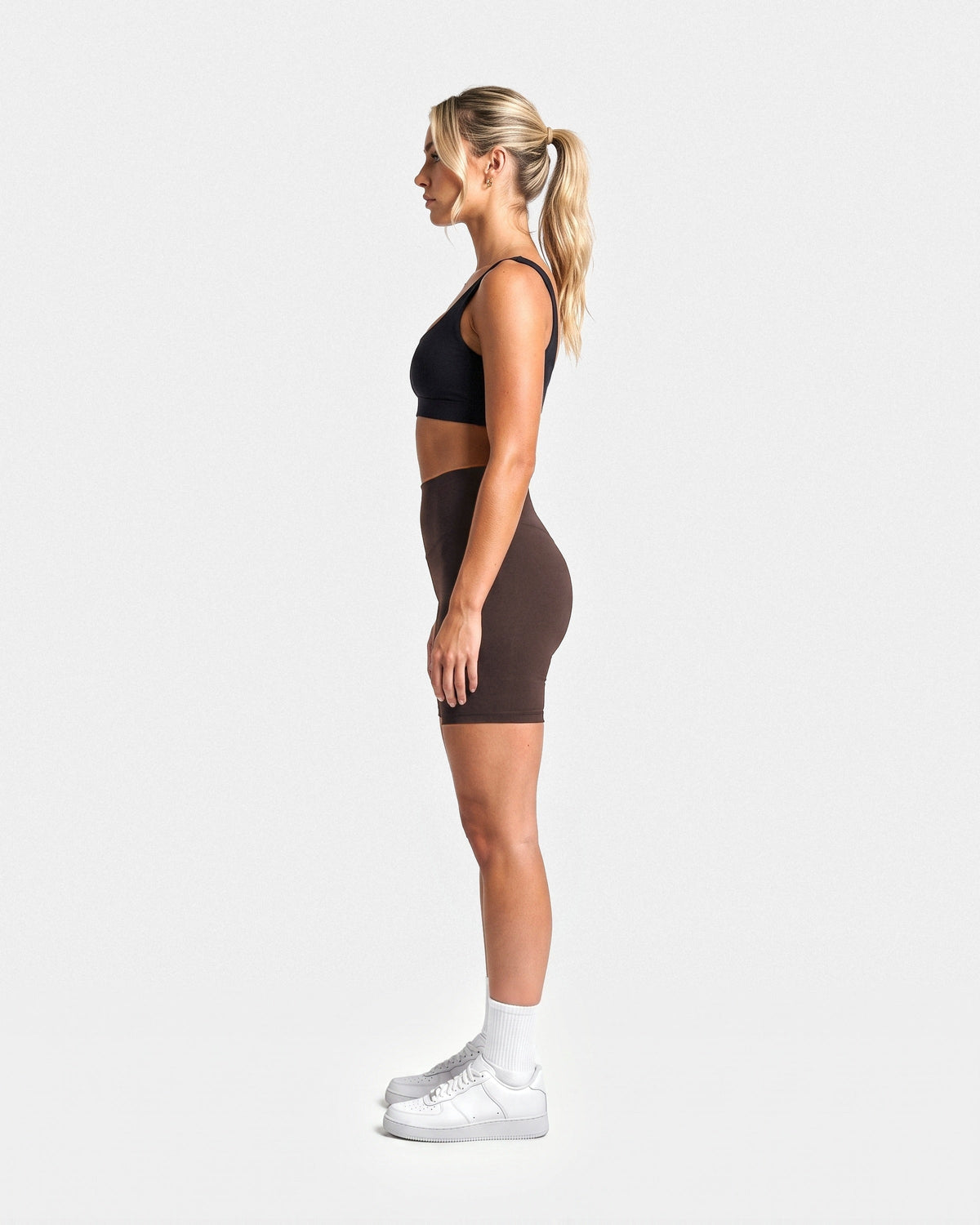 OMNÉA V-Shape Short Leggings in OMNÉA Mocha – Seitenansicht