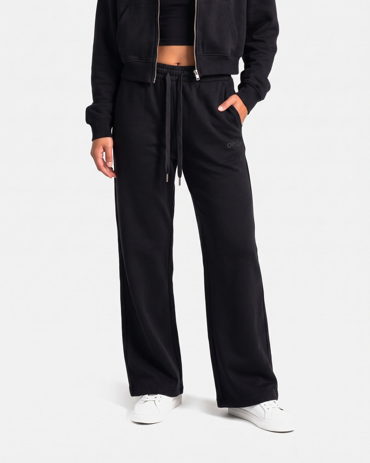 OMNÉA Wide Leg Lounge Pants in OMNÉA Black – Vorderansicht