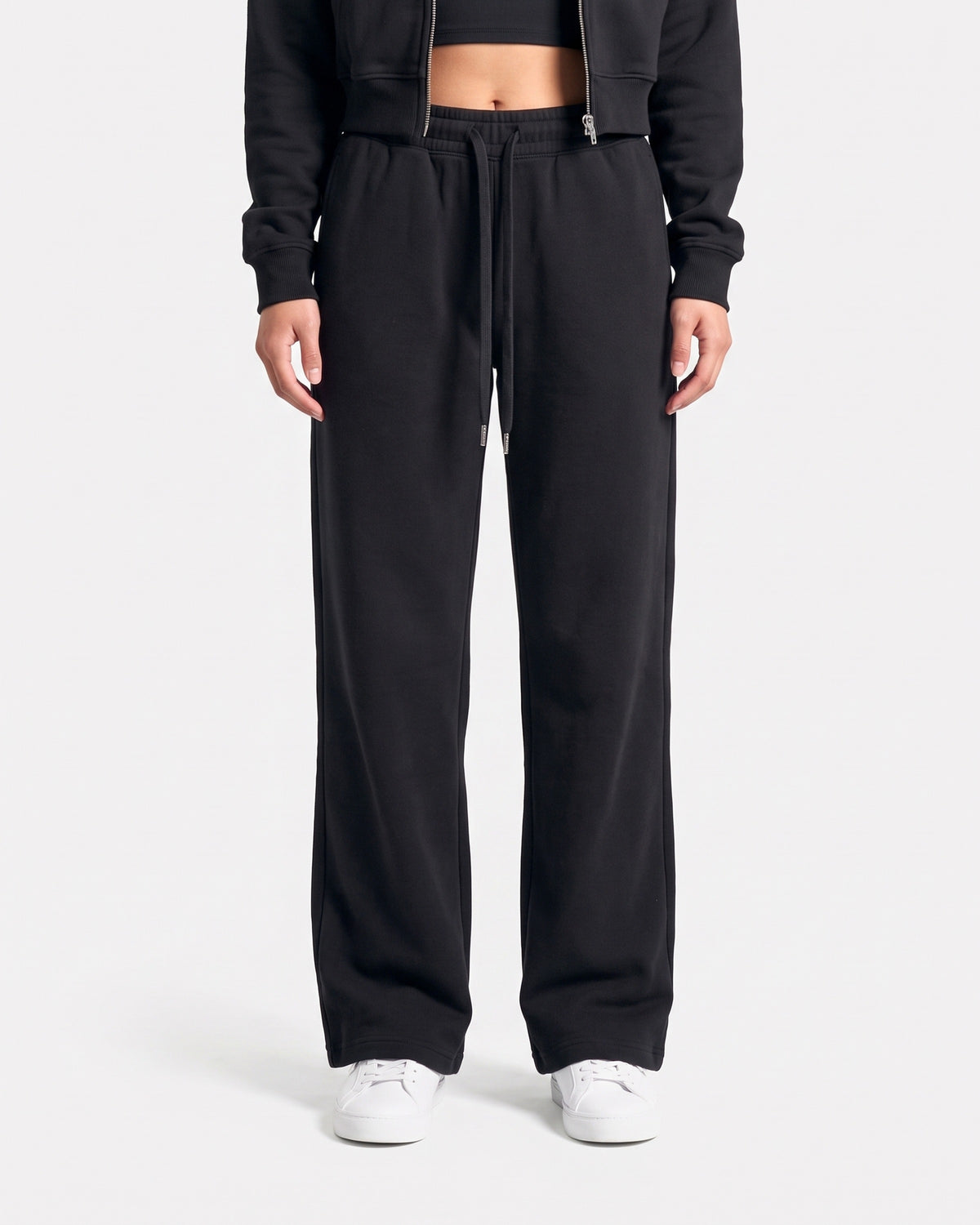 OMNÉA Wide Leg Lounge Pants in OMNÉA Black – Dreiviertelansicht